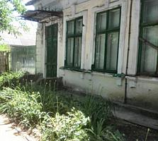 Продаётся в центре полдома из 2-х комнат