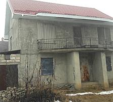 Urgent vindem casa cu 2 nivele, are geamuri si usi din lemn natural