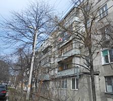 Telecentru, brejnevca, din doua parti, st. 45,3m/locativa 28m, buc 6m.
