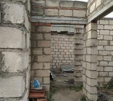 Дом котельцовый недостроенный, 53 м2. Центр. Участок 4 сотки. Гараж.