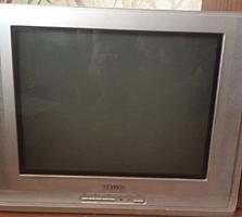 С плоским экраном телевизор с пультом продам или меняю.