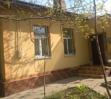 Vind apartament spatios la sol cu intrare si ograda separate.