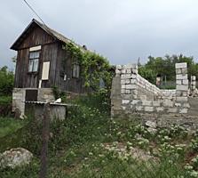 Casa de vara cu constructie nefinisata, in sectorul de vile din Bubuie