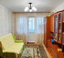 Apartament cu 3 odăi, de mijloc, spațios si luminos!
