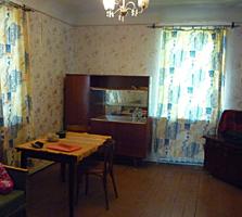 Продается 2-комнатная квартира в деревянном доме. Торг.