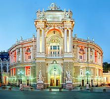 У жемчужины Одессы(театр) продается шикарная 4х ком. Квартира 2эт.