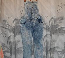 Продам стильные джинсы и стрейчевый, джинсовый комбинезон