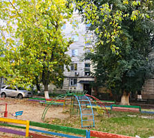 Sec. Râșcani, str. Florilor, 2 odăi, 48 m2, et 2/5! Garaj (18m2)!!!