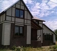 Дом с большой кухней и центральной канализацией.
