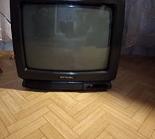 Продам цветной телевизор с пультом маленький на кухню