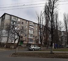 Intersectie Dacia, vizavi de liceul sportiv, et 3/5, de mijloc, cald!