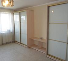 Центр. 3-комнатная с ремонтом мебелью и техникой. 70 кв. м. 6 этаж.