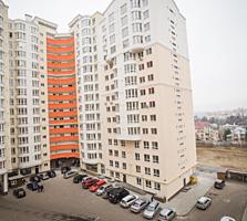 Suprafața totală . Compartimentare: dormitor, living, bucătărie, bloc