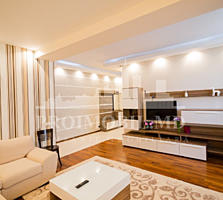 Un superb apartament cu trei camere își așteaptă proprietarii! Are o .