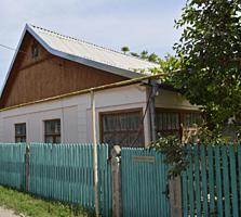 Дом ухоженный глинобитный. Второй дом каменный. Участок 6,8 Кап. гараж.