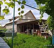Продам большой участок в центре с постройками.