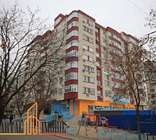 Se oferă spre vânzare apartament spatios cu 3 camere + living. ...