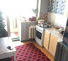 Срочно! Продам 2-к. квартиру 49 кв. м. середина район Аэропорта 16500