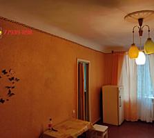 Продается 2-комнатная квартира, центр, высокий цоколь.