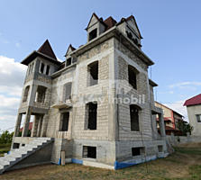 Spre vânzare casă situată în Dumbrava. Imobilul se prezintă în ...