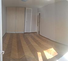 Langa fostul magazin Ocean, et 4/5, eliberat, stare buna, balcon mare!