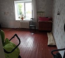 Однокомнатная в Центре, второй этаж, стеклопакеты, жилая.
