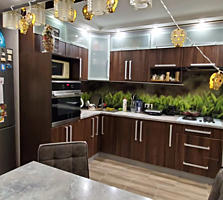 Продам 2 комн., 8/9, с большой кухней - гостинной, евроремонт, мебель