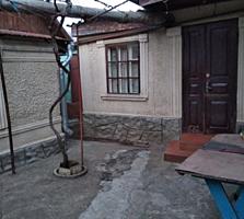Полдома с удобствами, 2 комнаты + времянка. Центр Кировского поселка.