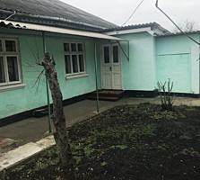 Продам большой дом в центре Флорешты с мебелью, техникой, автономка