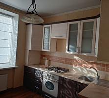 Spre vinzare apartament cu 3 odai amplasat in secotrul Buiucani! ...