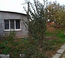 Продаю участок 5,5 соток с домом - 4 комнаты(3+1), в/у хоз. постройки.
