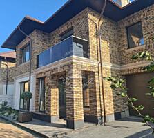 Se vinde o casă cu o suprafață de 200 m² și un teren adiacent de 3,6 .