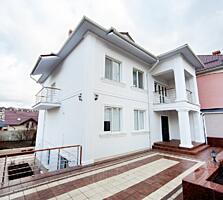 Se oferă spre vânzare casă cu planificare individuală în 3 nivele cu.