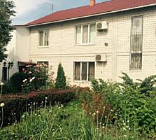 Продается двухэтажный дом площадью 275 кв.м в пгт Александровка. Дом .