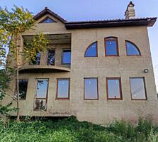 Предлагается к продаже большой 2-х этажный дом в Александровке на 12 .