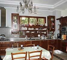 Дом в элитном районе Одессы площадью 400м расположен на 13 сотках ...
