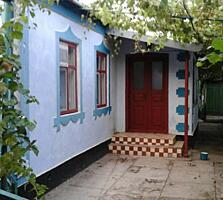 Продам дом в поселке городского типа Петровка, в пяти минутах ходьбы .