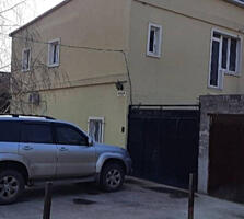 Продам двухэтажный дом в Суворовском районе, первый этаж с ремонтом, .