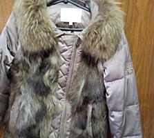 Пуховик с натуральным мехом размер S