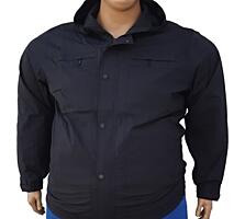 Большого размера мужская осенняя куртка на резинке снизу.