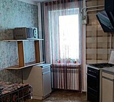 В продаже четырехкомнатная квартира в г. Черноморск, на среднем этаже 