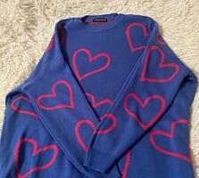 Теплый синий свитер с сердечками