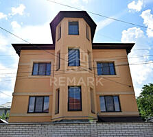 Se vinde casă cu 4 etaje plus garaj,  Codru str. Drumul Schinoasei. ..