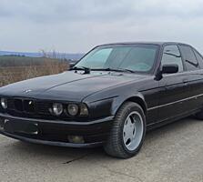 BMW E34 5 Series 520i.