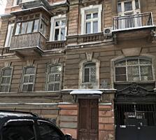 Продається чотирикімнатна квартира на Троїцькій в історичному центрі .