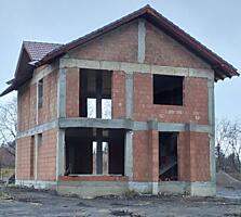 Spre vânzare casă din cărămidă roșie strada Drumul Viilor - CRICOVA. .