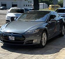 Tesla model s. 85. 2014год.