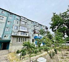 Se oferă spre vânzare apartament cu 3 odăi separate, amplasat în sat. 