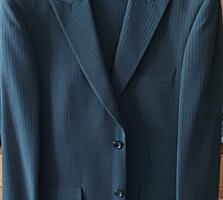 Продаются в упаковке новые мужские рубашки и костюм