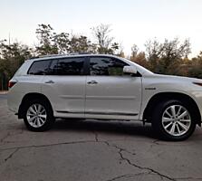 Toyota Highlander 03/ 2012 год 3,5 гибрид. Цвет белый жемчуг,